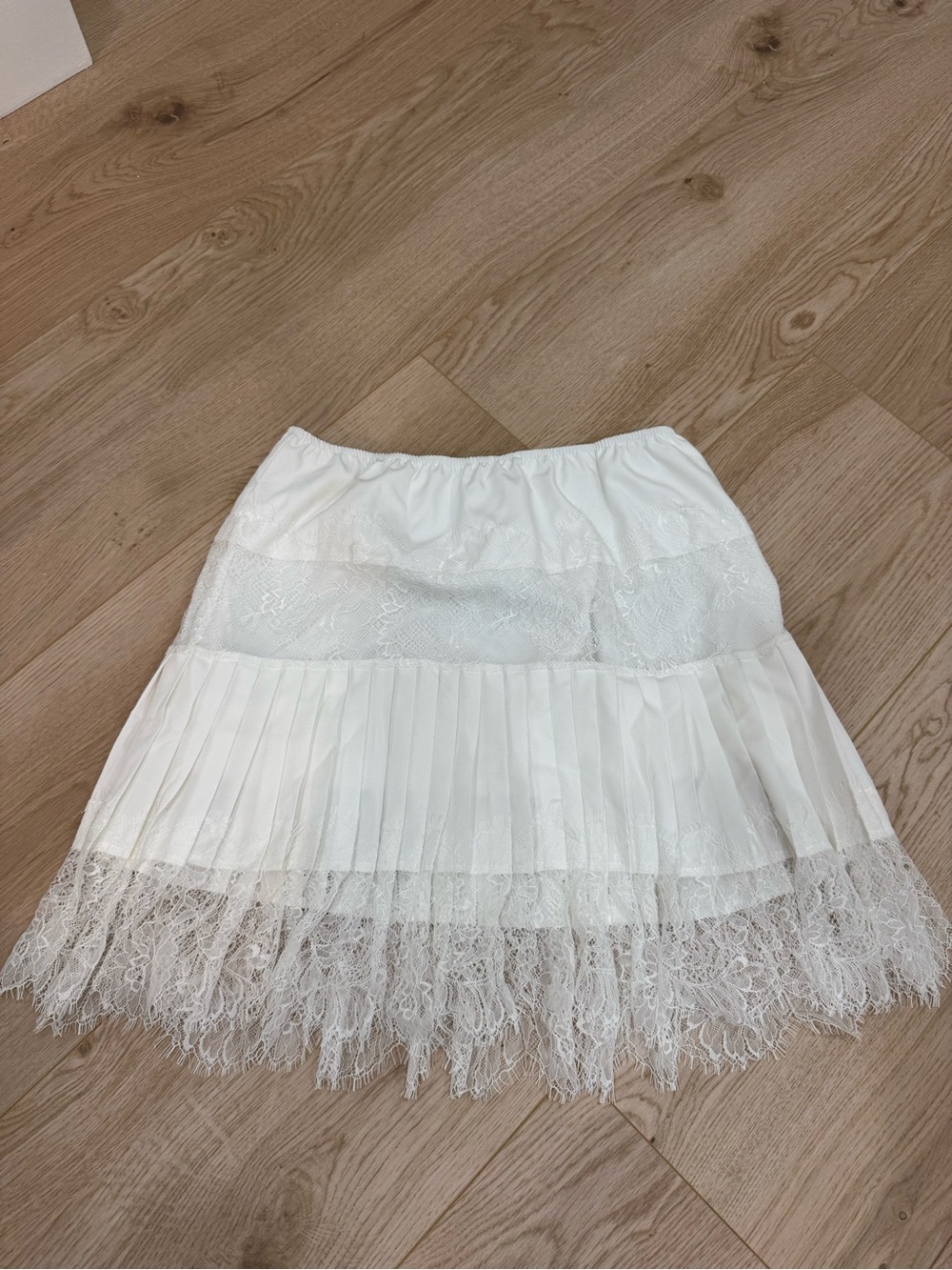 White Lace Pleated Womenās Skirt